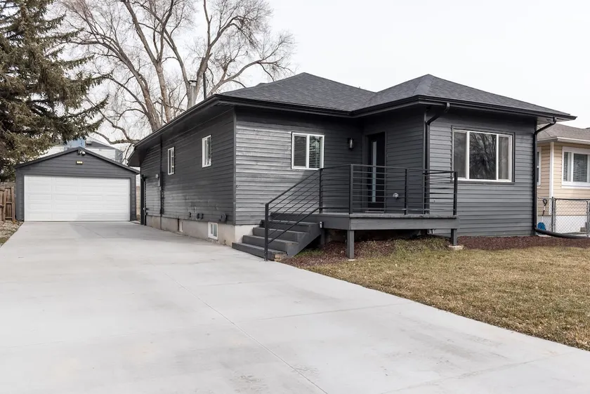 Upscale Getaway - Central Location - 2 Car Garage - Image 1