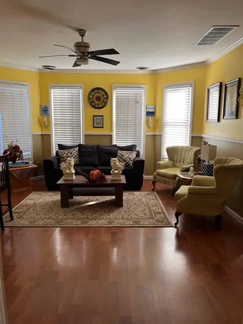 Charming Second Floor Apartment - Image 1