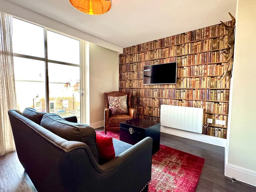 Super Trendy Apartment - Free Parking & Fast WiFi - Image 1