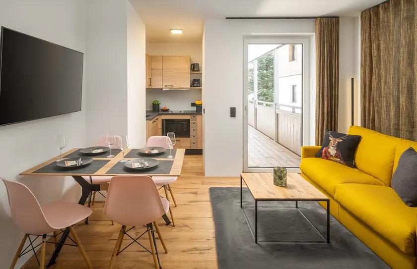 Family room with garden view - Image 1