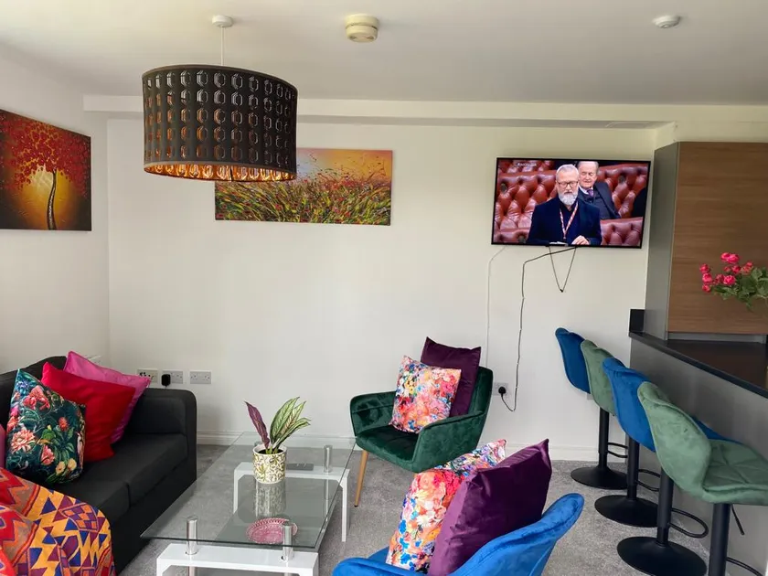 Contemporary, Warm & Homely Apartment with High-Speed WIFI, Terrace & Free Parking overlooking Stourbridge Common Park & Coldham's Brook - Image 1