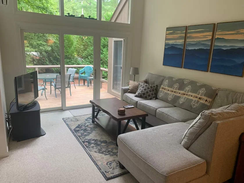 Experience lake life! Beautiful, light-filled Grantham condo near Lake Sunapee - Image 1