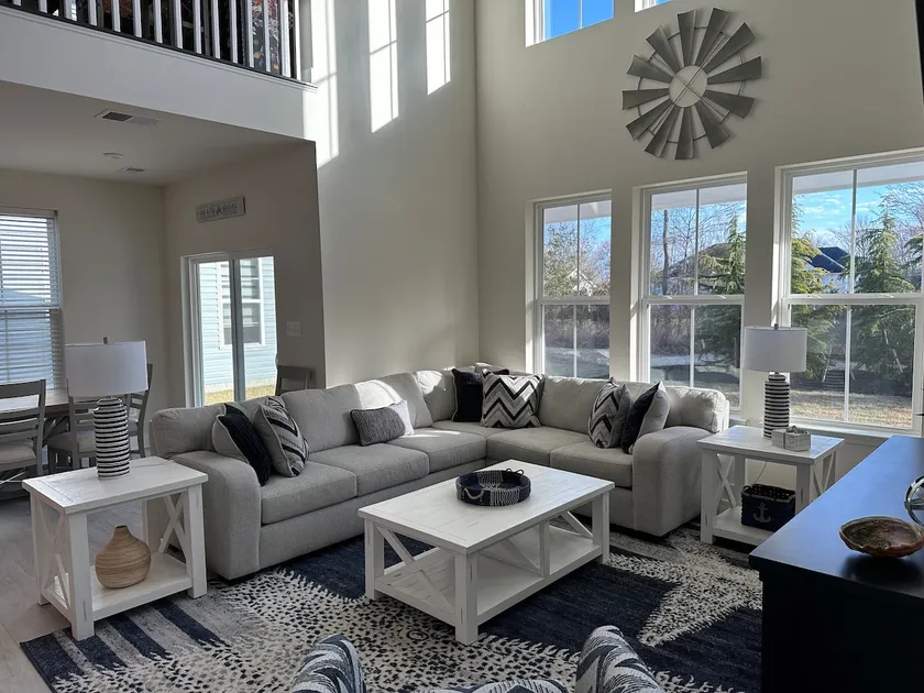 5BR home, pools & amenities, minutes to beach - Image 1