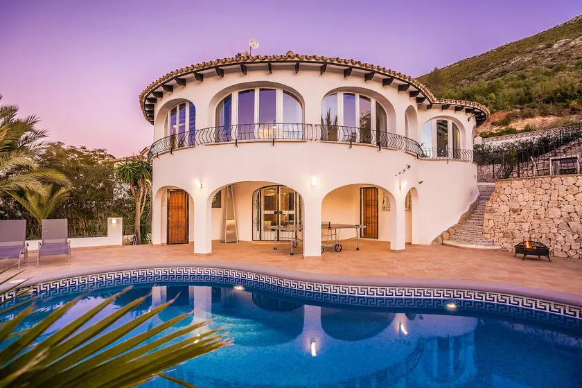 *New* - Private & Spacious for 8 - Image 1