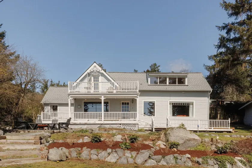 Charming Cottage with Water Views - Image 1