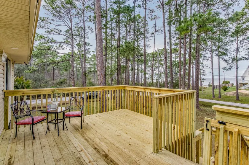 Woodsy Retreat, steps to Bay - Hot tub! - Image 1