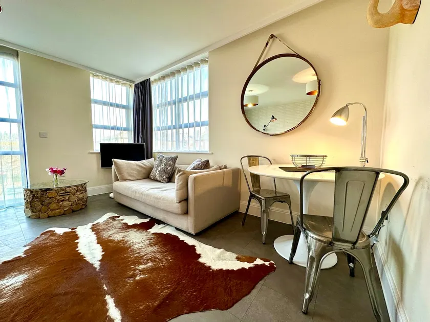 Beautiful Couples Retreat - FREE Parking & WiFi - Image 1