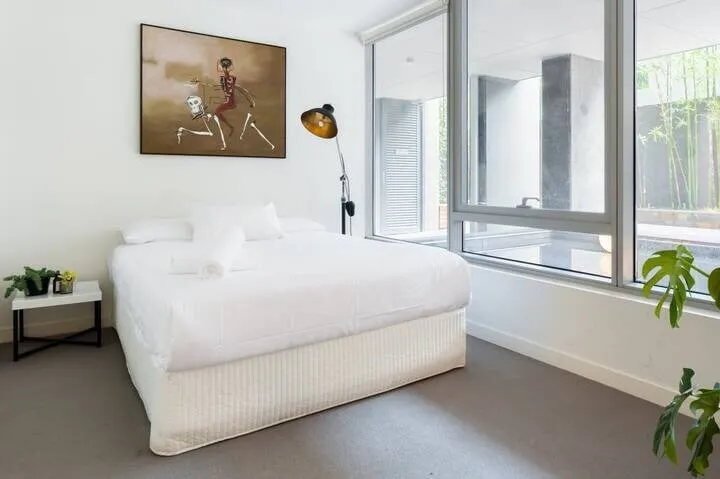 Modern Cosmopolitan Retreat on Toorak Rd - Image 1