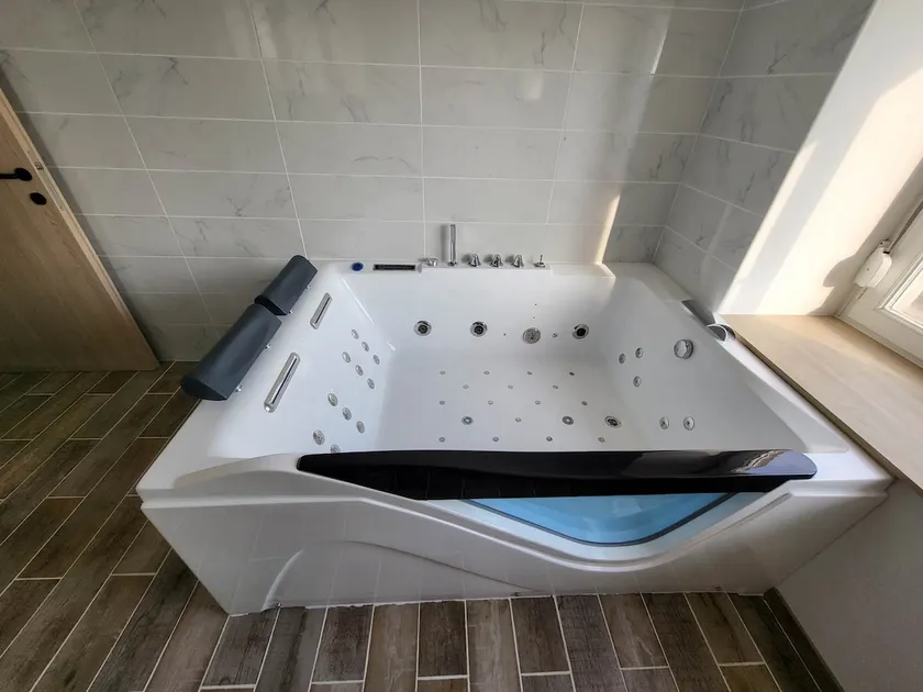 Balneotherapy with hot tub - Image 1