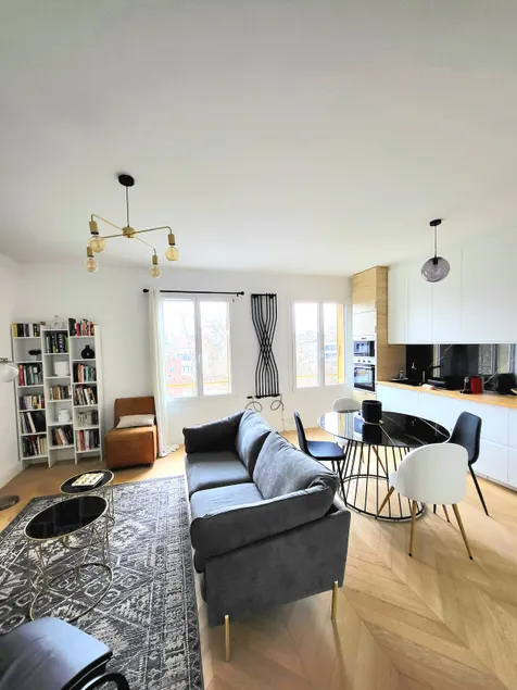 Renovated, bright & fully equipped apartment - Image 1