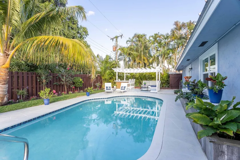 Dreamyard Prime Location Heated Pool w/ Bar - Image 1