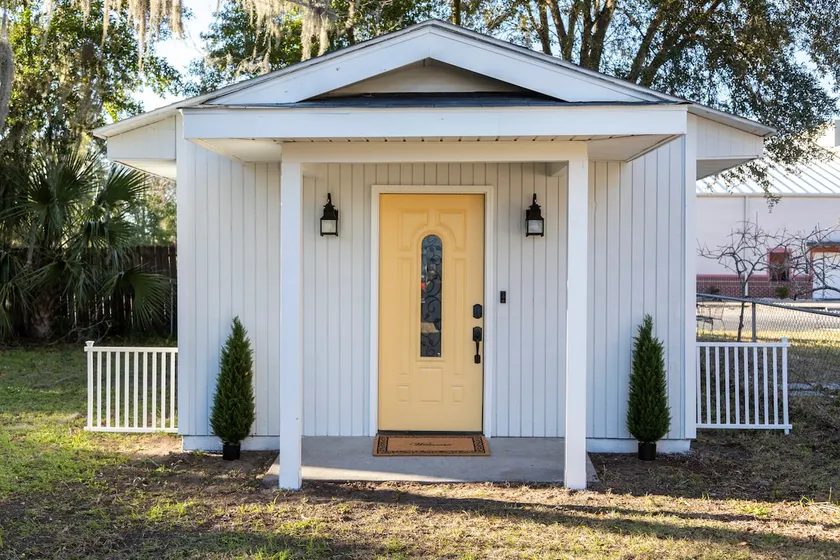 Enchanting Cottage Between Downtown & Beach - Image 1