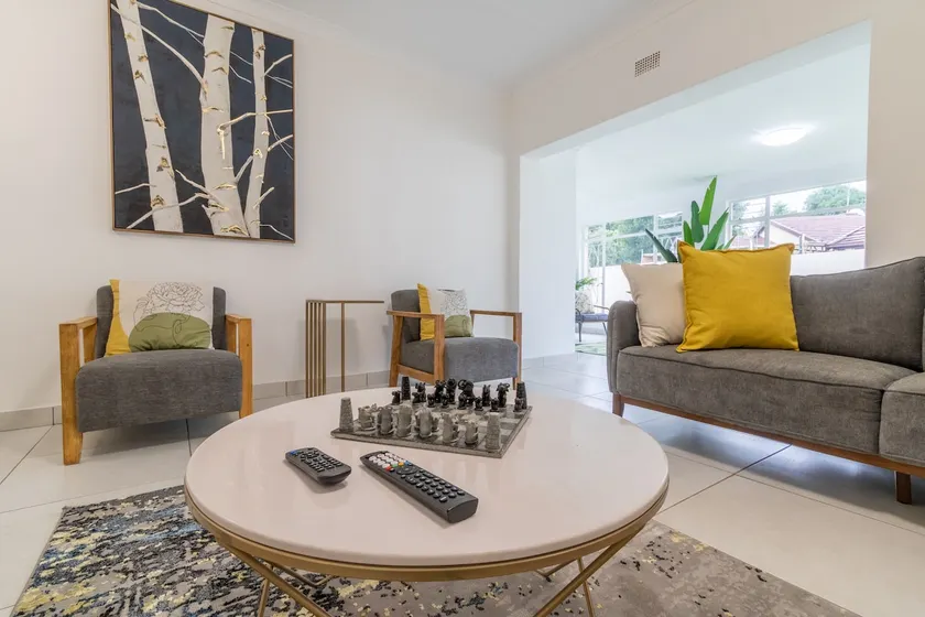 3Bed Home 10min from Airport,Pool, Beautiful, Safe - Image 1