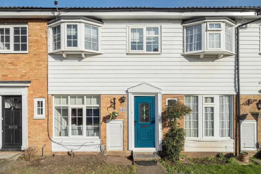Stylish 4 Bedroom, 2 Bath Home in Borehamwood - Image 1