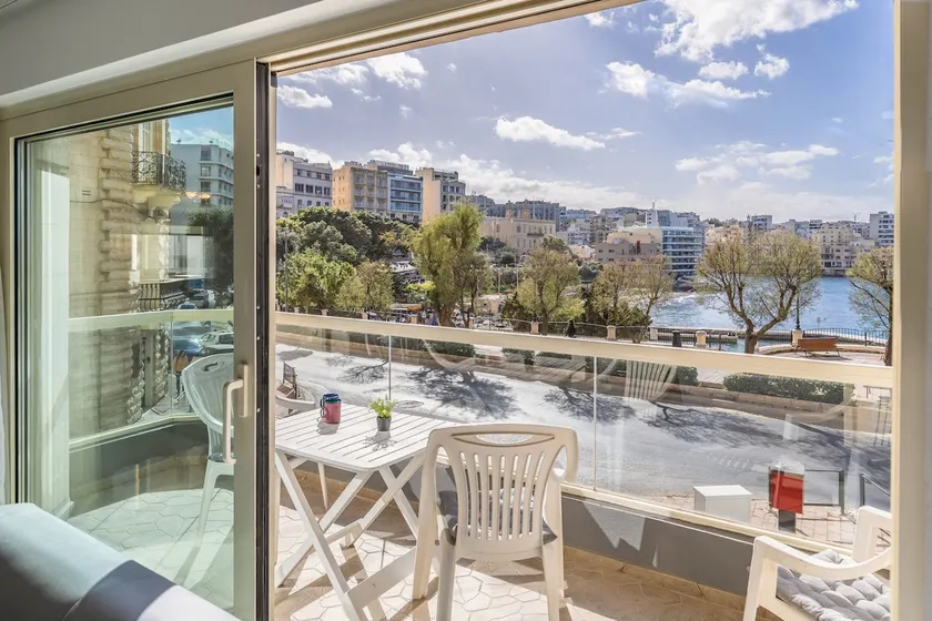Stunning - Seafront 3-Bedrooom Sunny Side Sliema - Image 1