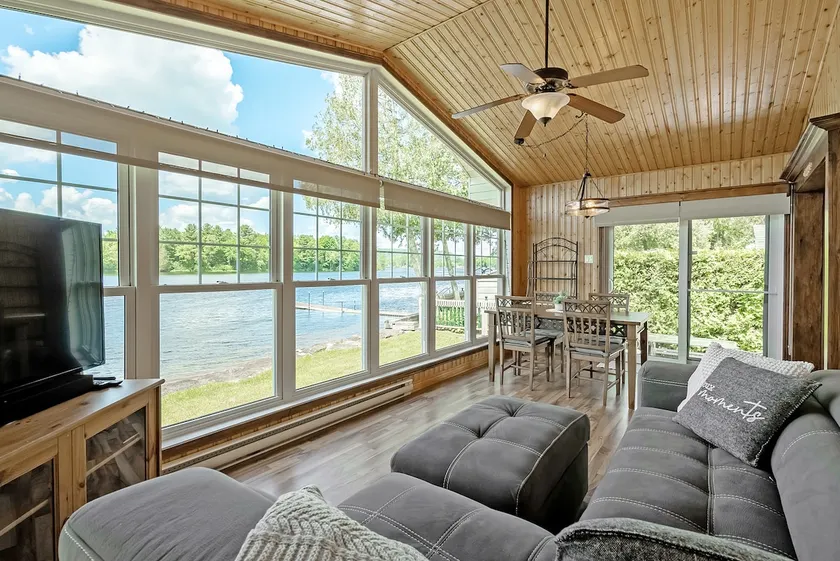 Le P'tit Avellin – Cozy Lakefront Cottage - Image 1