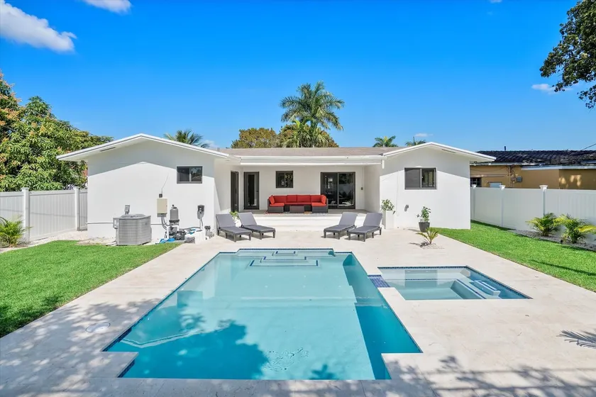 Biscayne Villa, with Heated Pool Oasis - Image 1