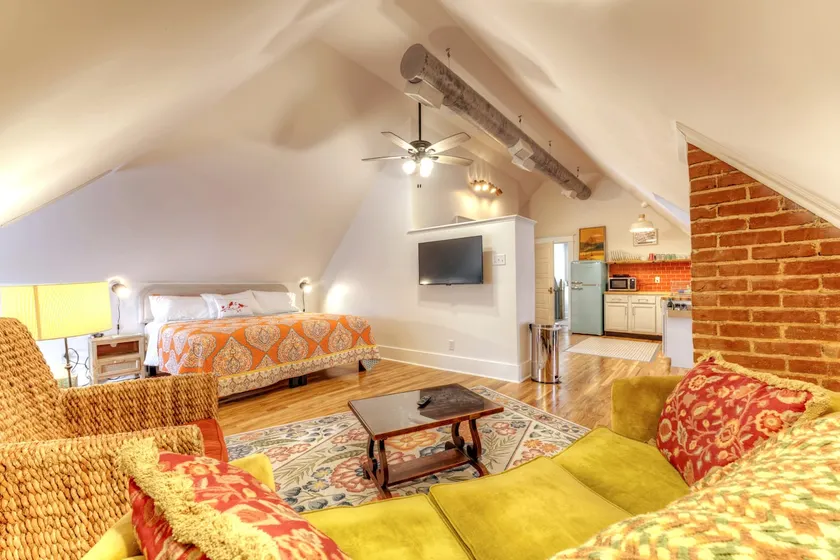 Vintage Victorian Hideaway - Image 1