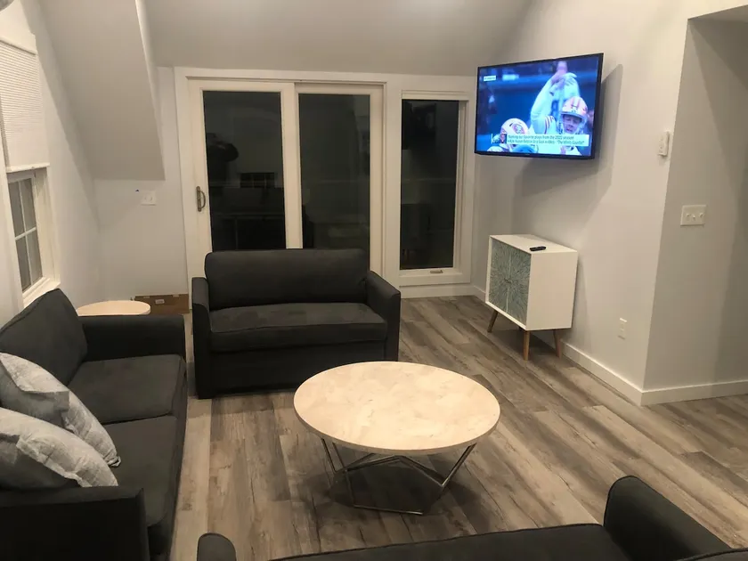 One Bedroom Apt-Cristys Madison - Image 1