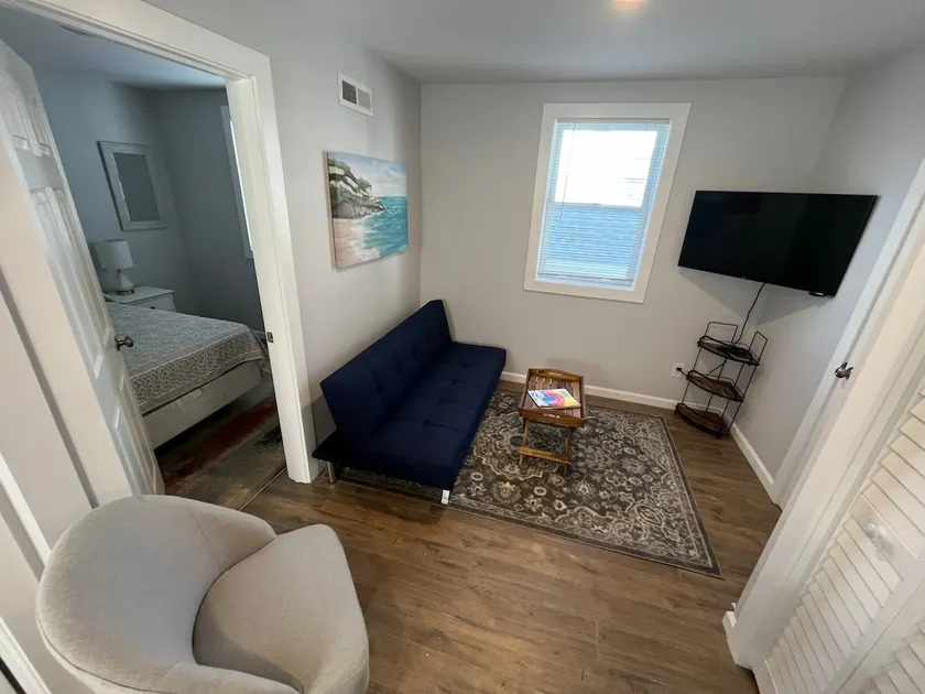 Walk to Beach or Bay with Great Downtown access! - Image 1