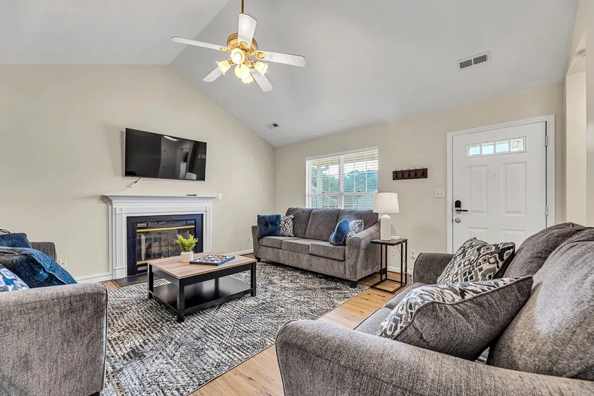 Cozy 2BR King Bed Sleeps 6 Near Wake Forest & Hosp - Image 1