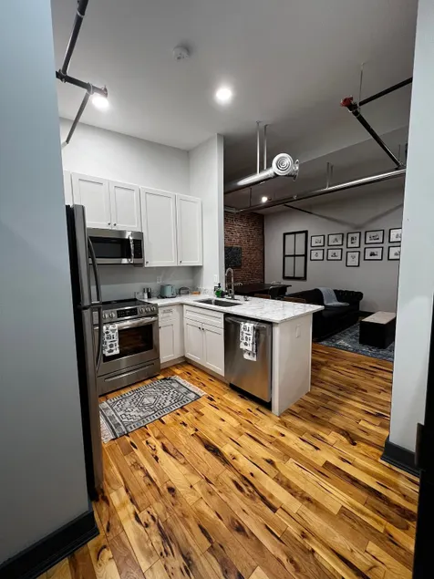 Luxury 1 bd Heart of downtown GF - Image 1