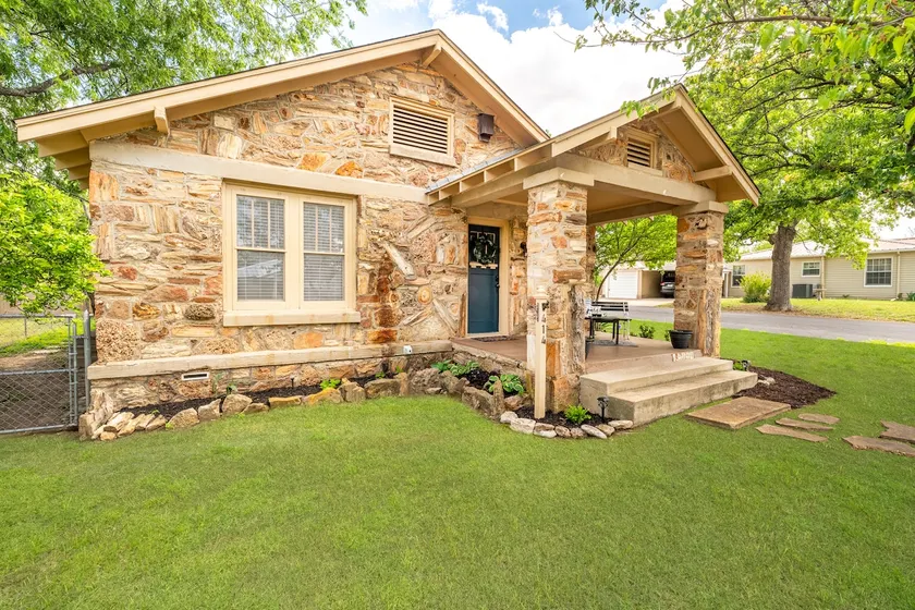 Cornerstone Cottage near Town Square - Image 1
