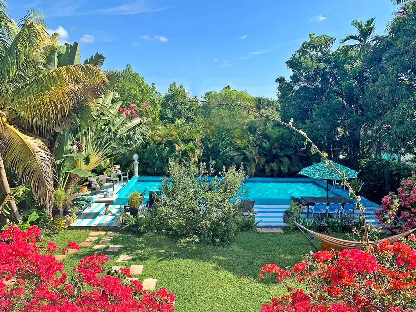 Secluded tropical oasis with a large deep pool - Image 1