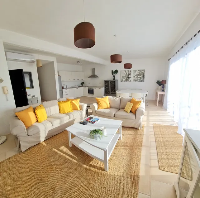 Sunny apartment with rooftop terrace in Victoria - Image 1
