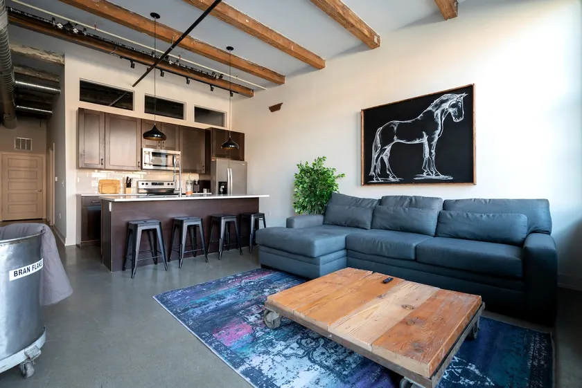 Spacious Industrial Flat - Short North - Image 1