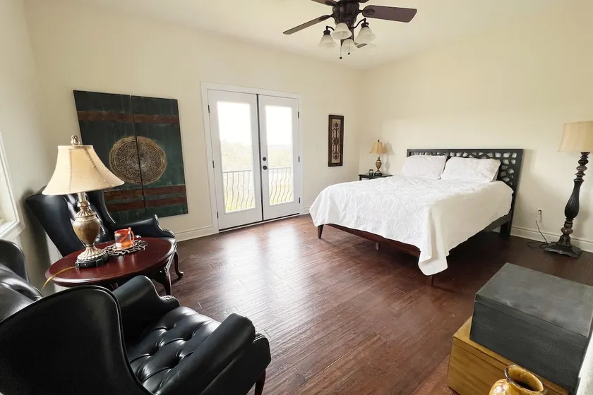 Private Suite in Spicewood - Image 1
