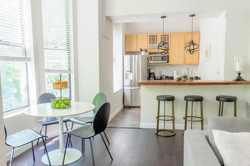 Large Chic 2BD/2BA Condo - Free Parking! - Image 1