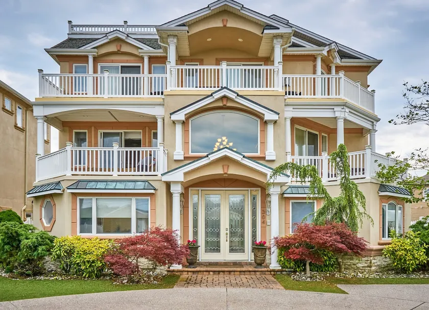 Luxury Beach Mansion 8 BR-8 Baths. Pool. Sleeps 18 - Image 1