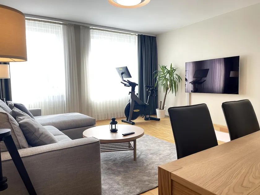 Large & central: Old Town apartment - Image 1