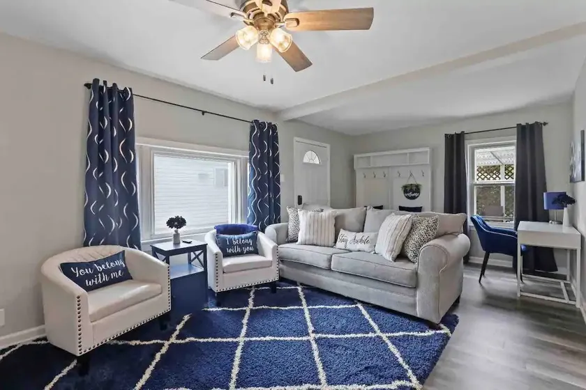 King bed, dog friendly, right by O'hare airport! - Image 1