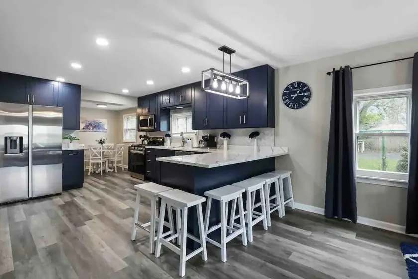 King bed, dog friendly, right by O'hare airport! - Image 1