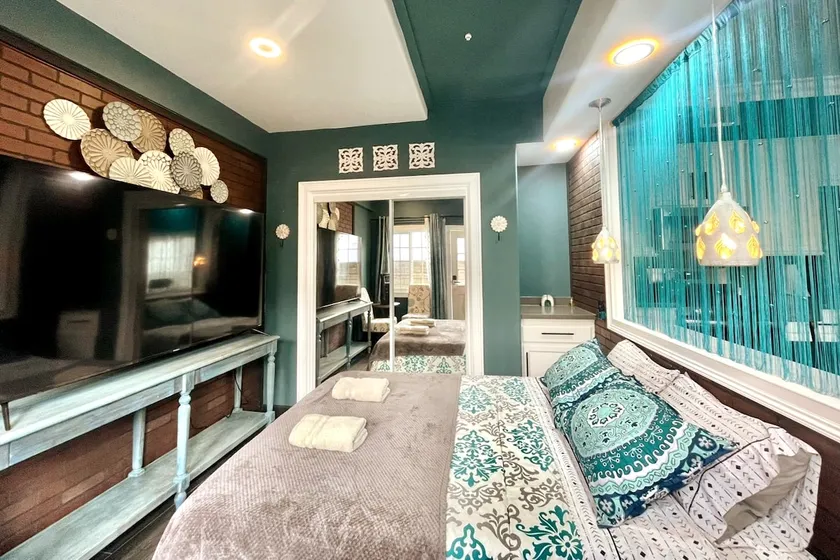 Guest house with full kitchen and bath - Image 1