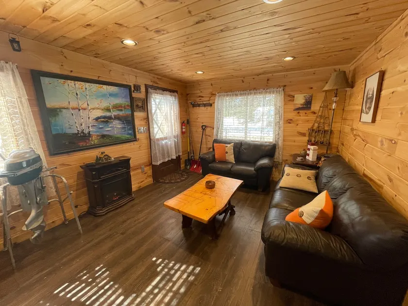 Beautiful Rustic Cabin with lake access. - Image 1
