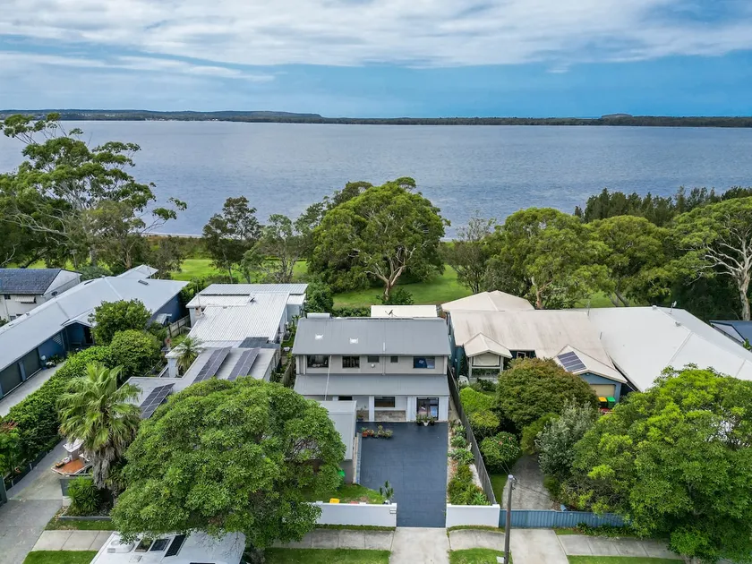 Idyllic lakeside retreat - Image 1