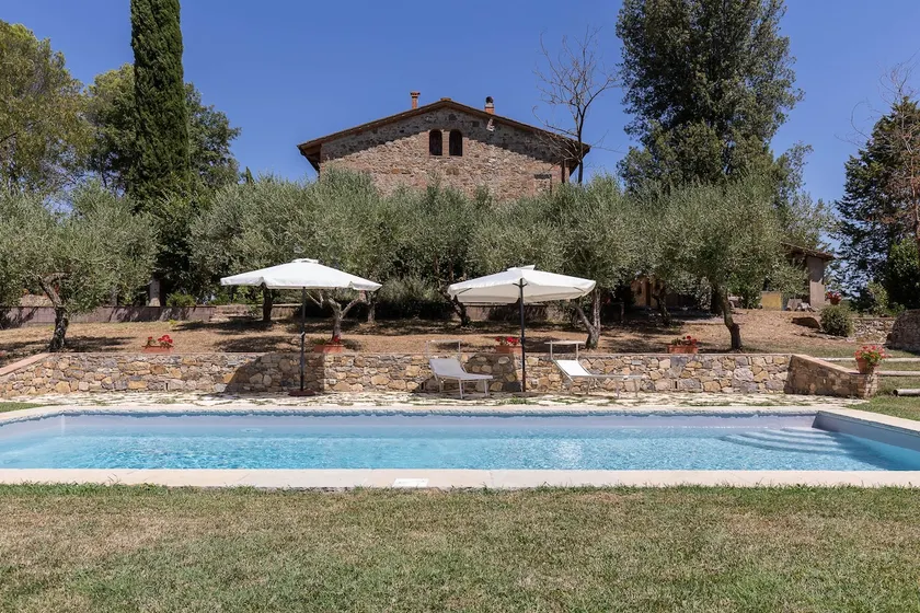 GuestHost - Charming Cottage with Pool & Parking - Image 1