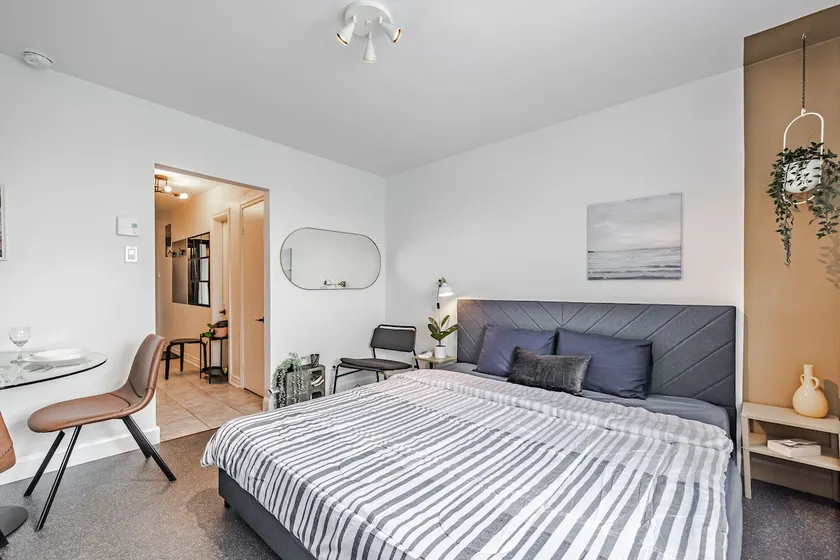 KING Sun-kissed Suite on St- Denis - Image 1