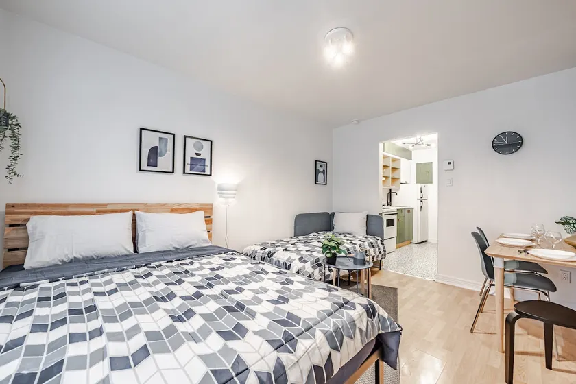 Chic Plateau Studio w/ Balcony - Image 1