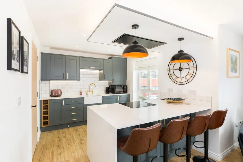 Stylish 2 bed 2 bathroom apartment for up to 5 - Image 1