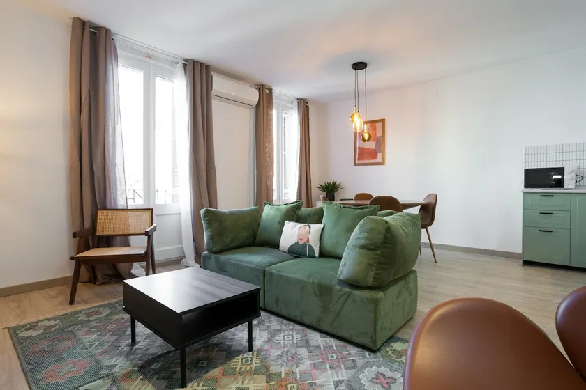 11CRC1037 Newly decorated Flat near Sants Station - Image 1