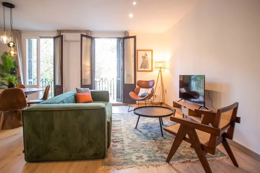 12CRC1038 - Refurbished Big Cozy Apartment - Image 1