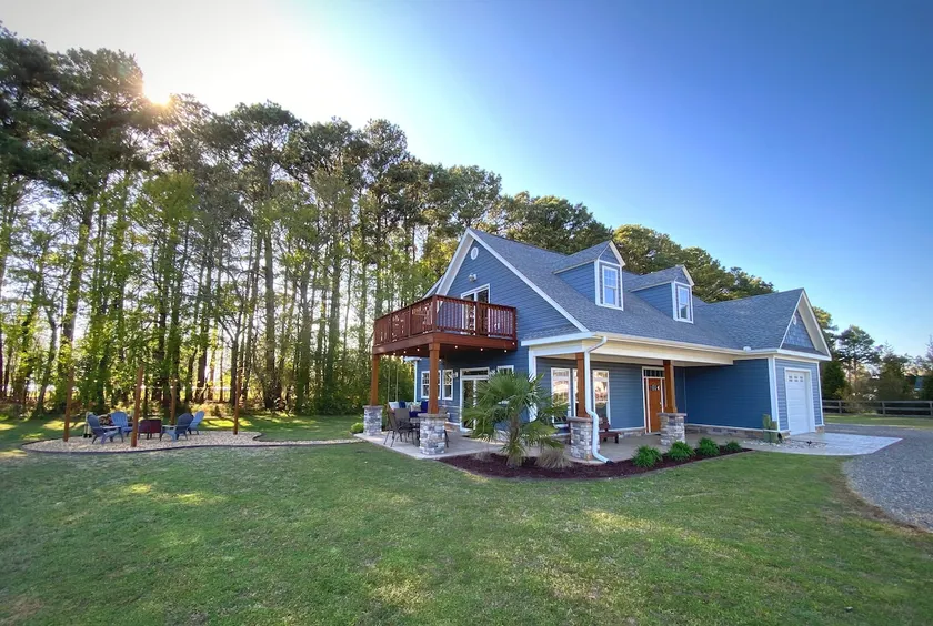 Charming coastal home w/ outdoor area and river views - Image 1