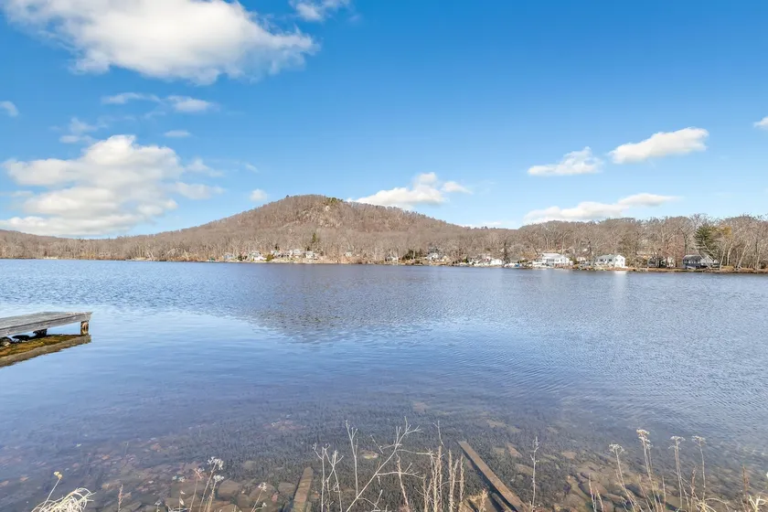 Lake Cottage Getaway - Image 1