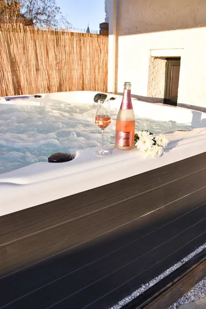 Quiet house with private hot tub - Image 1