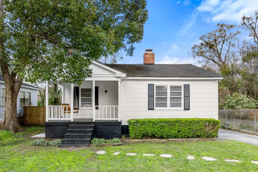 Homey 2BR Cottage Near Downtown - Image 1