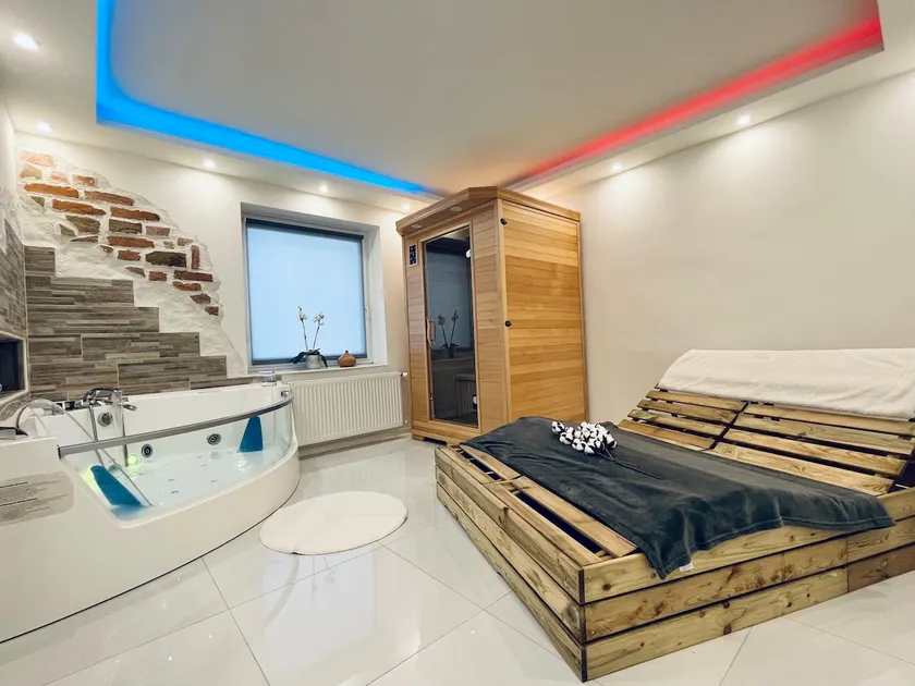 Luxe Silver*Wellness Apartment*Sauna*Massagebath - Image 1